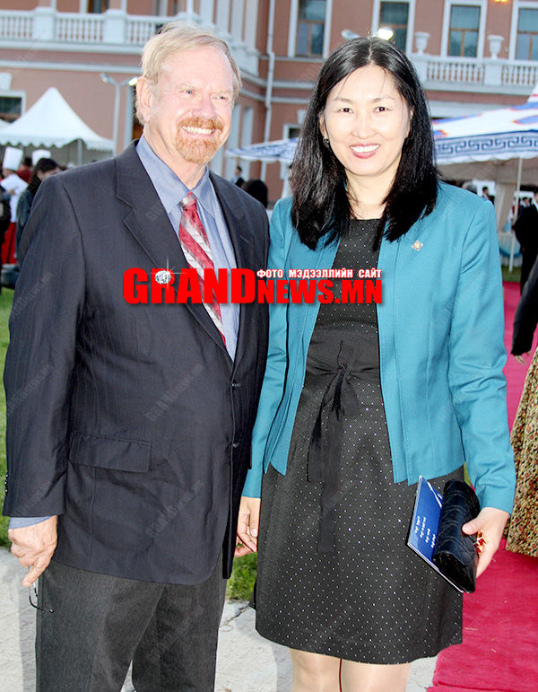 Найзыгаа 65 саяар урамшуулсан сайд