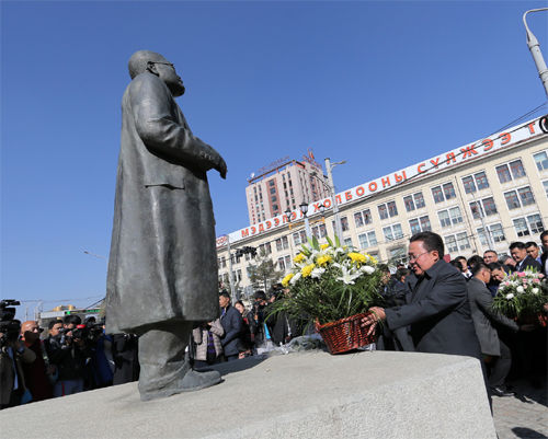 Ц.Элбэгдорж С.Зориг агсанд хүндэтгэл үзүүлэв 