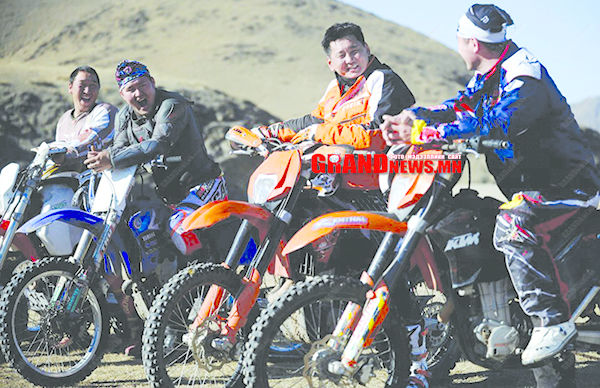 У.Хүрэлсүх хүрээд ирлээ