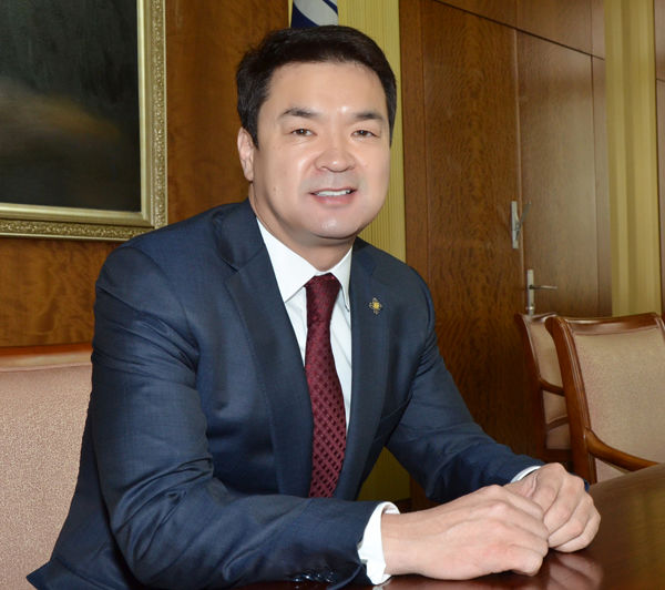 Тэр биш байж...