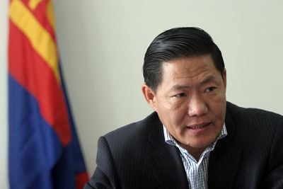 Ээлжит садан төрлүүд нийлж мөнгө угаасан уу?