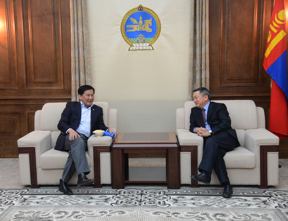  Спикер  Ц.Даваасүрэнд мөнгөн аяга өглөө