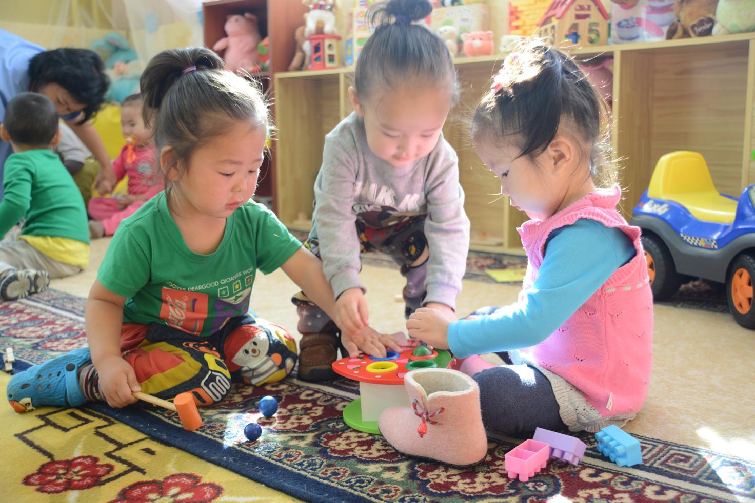 Засгийн газар “бүс”-ээ чангалаад ч болов хүүхэд харах үйлчилгээг үргэлжлүүлээсэй