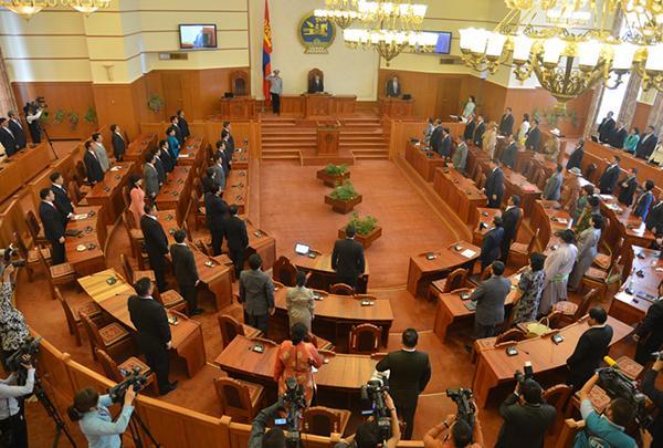 Намрын чуулган нээлтээ хийлээ