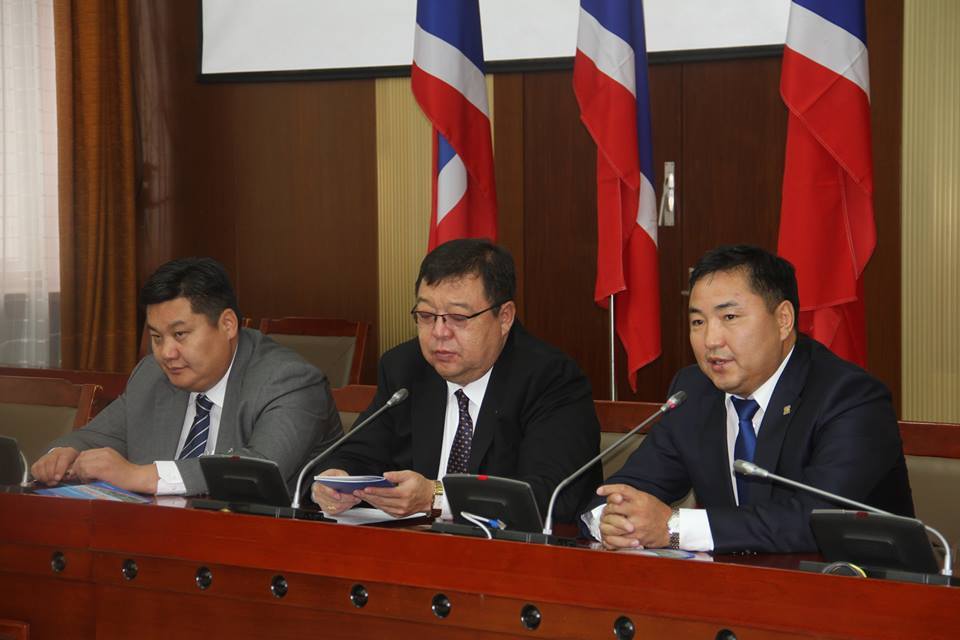 Давхар дээлтэй уяачдын “ Мэргэжлийн бус” Засгийн газар гэж тодотгов