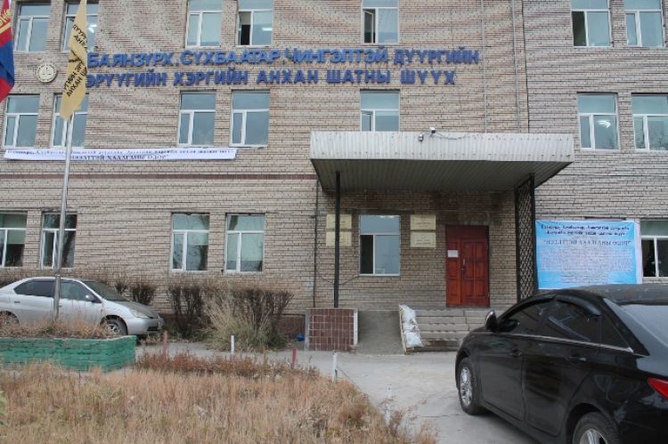 100 гаруй цагдаа шүүхийн гадна хамгаалалтанд гарчээ
