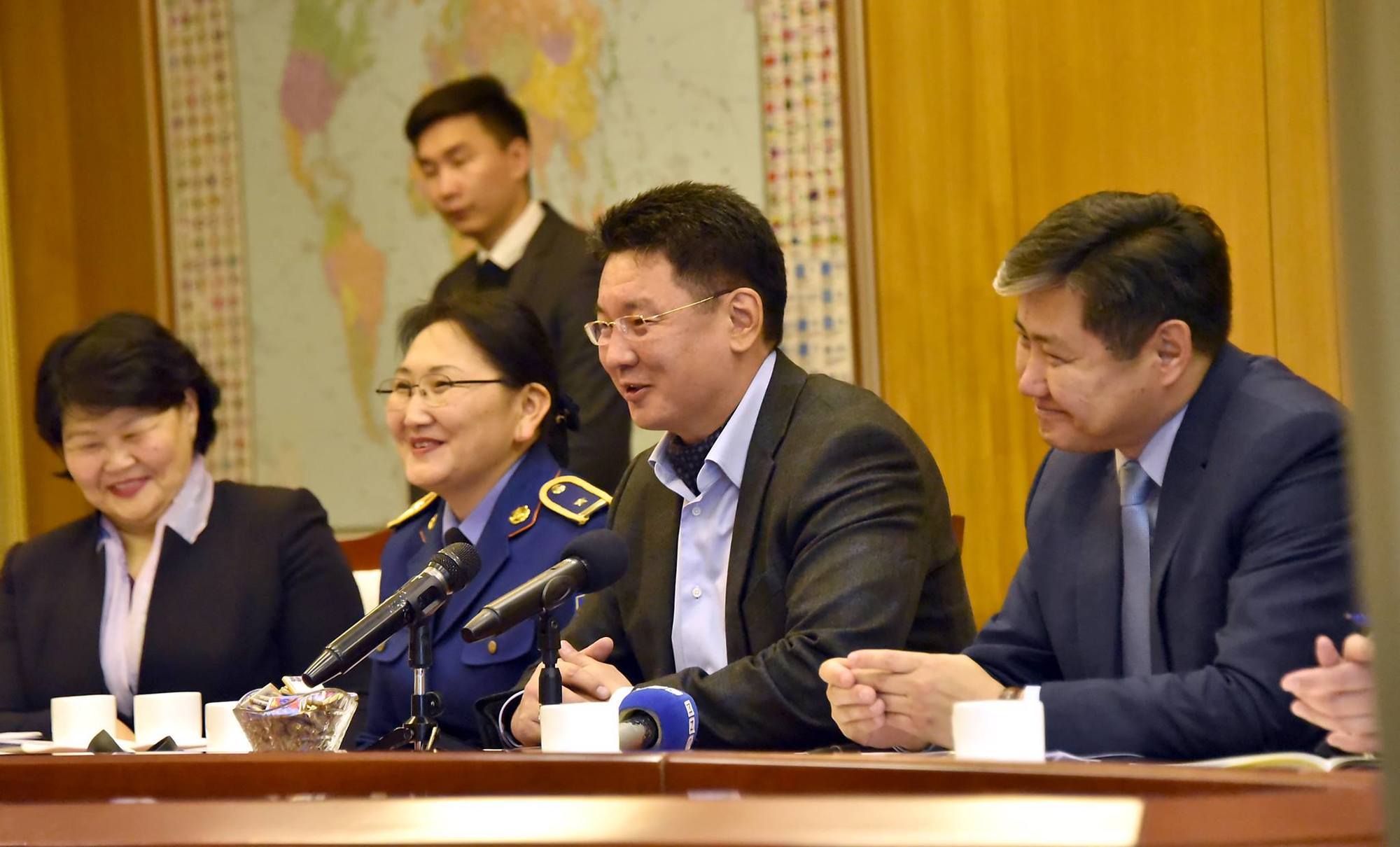 ХатагтайФенг Минг  “Онцгой байдлын тэргүүний ажилтан”-аар шагнав