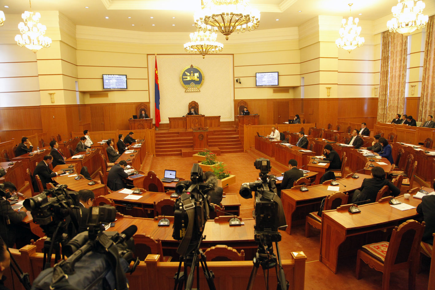 Гэр бүлийн хүчирхийлэлтэй тэмцэх тухай хуулийг баталлаа