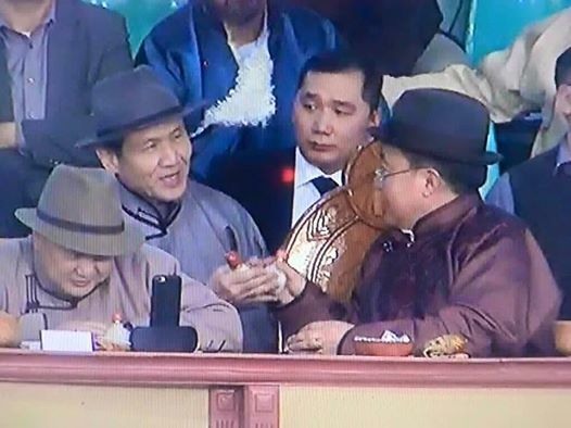 Хоёр Ерөнхийлөгчийн дотно агшин