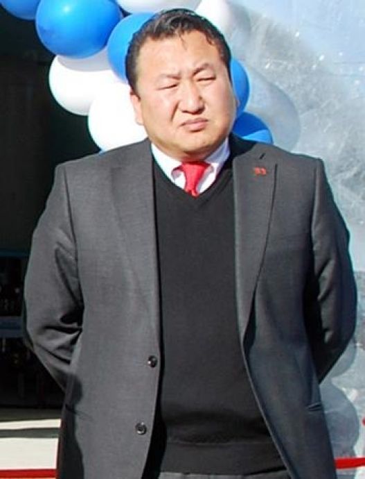 Н.Хүрэлсүх эрх чөлөөтэй алхаж явна