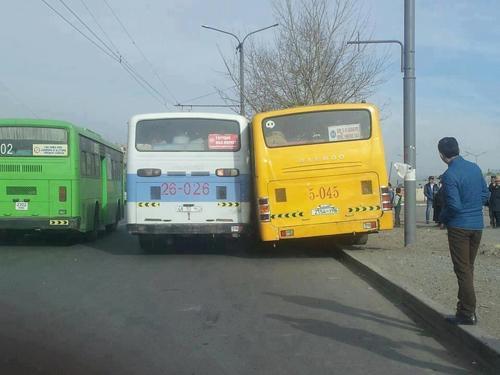 Автобусны жолооч хаалганд хүүхэд хавчуулжээ