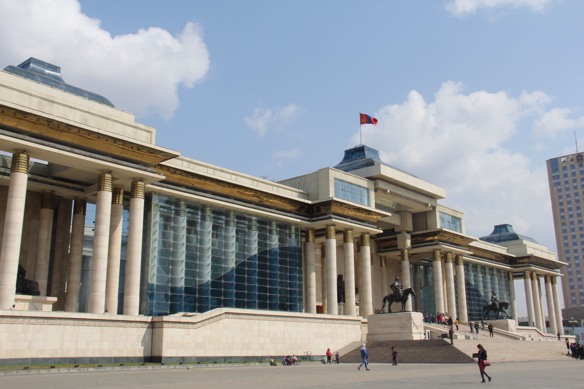 Төрийн албан хаагчдыг дөрөв хоног ажиллуулъя