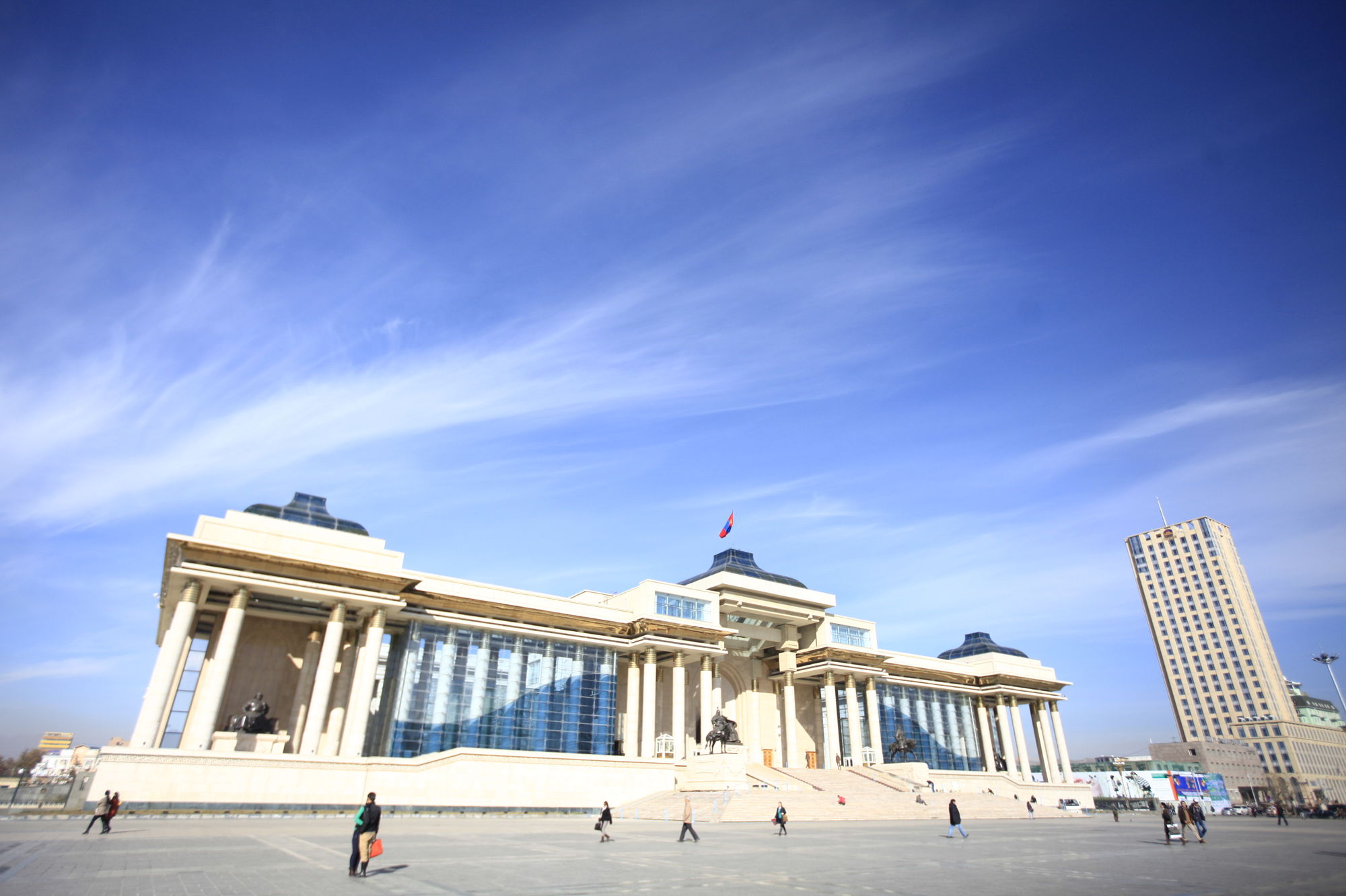 Төрийн ордонд ямар хүмүүс “эзэн” суучихав аа