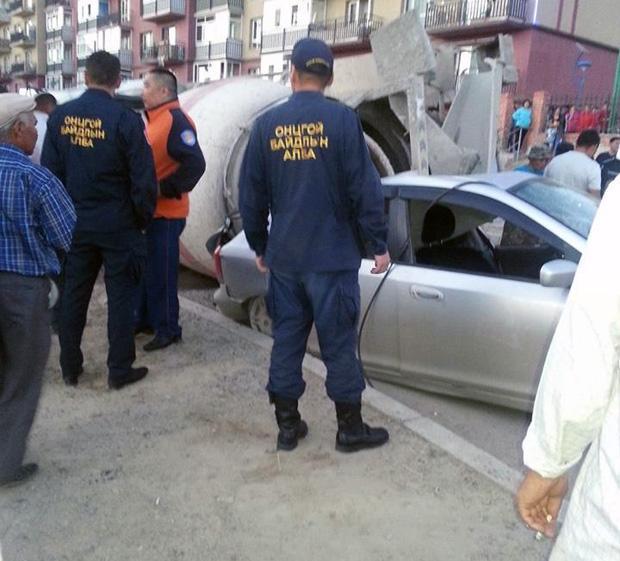 Ноцтой осол гарч 4 залуу автомашинд хавчуулжээ