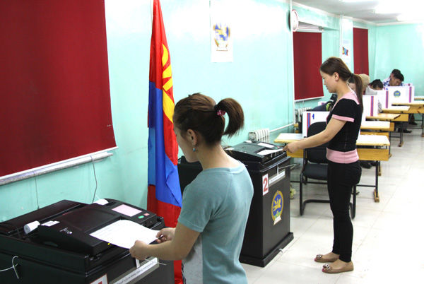 Давхар байшинтай улаан хивстэй нь МАН, байшингийн буланд хоргодож байгаа АН