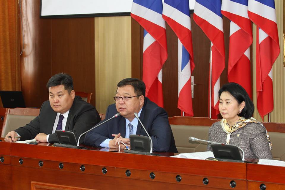 АН-ын бүлэг Хөгжлийн банкинд хийсэн шалгалтаар хуралдаж байна