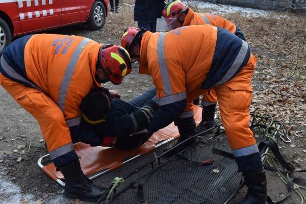 15 давхарын дээврээс үсрэх гэж байсан залууг эсэн мэнд буулгажээ