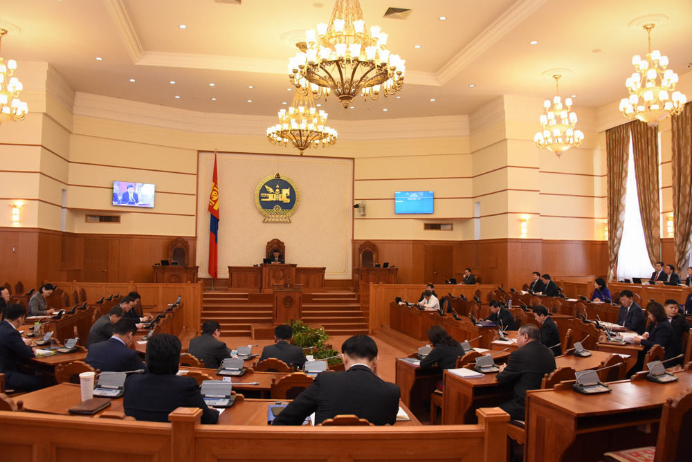 Хариуцлагаас бултсан хоёр парламент 