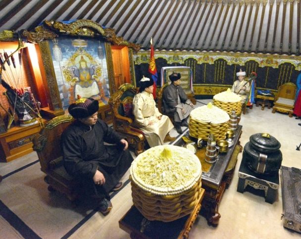 Төрийн өндөрлөгүүд ахмад буурлуудтайгаа золголоо