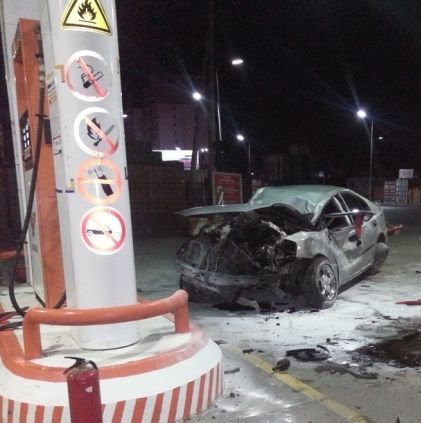 Уралдаж байгаад шатахуун түгээгүүрийн багана мөргөн шатжээ