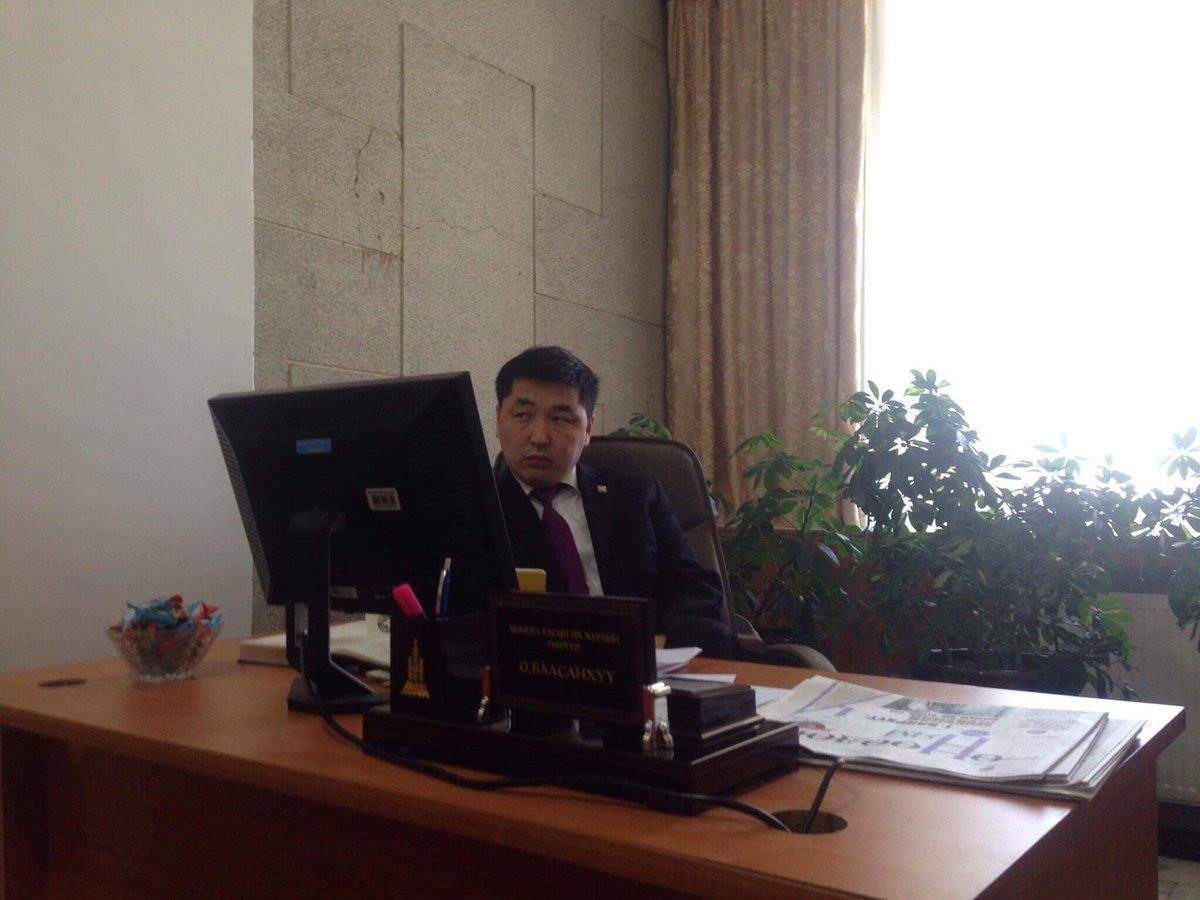 С.Эрдэнээс болж О.Баасанхүүг өрөөнөөс нь ХӨӨЖЭЭ