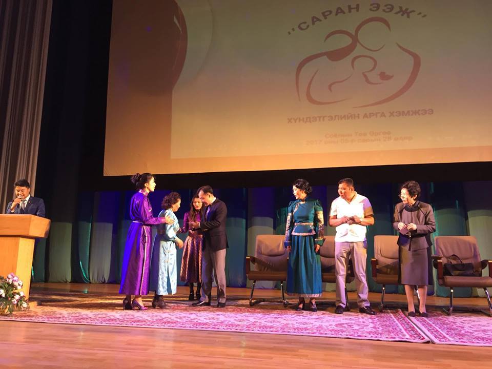 Сүхбаатар дүүргийн МАН-ын удирдлагууд мянган ээжээ баярлууллаа