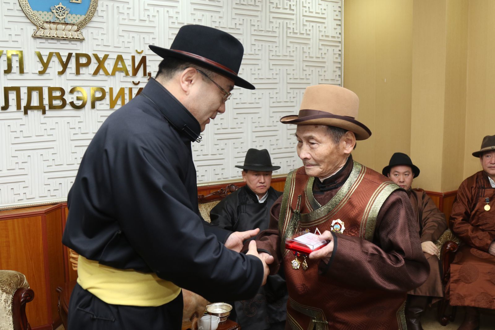 Төрийн дээд одон медалиар шагналаа