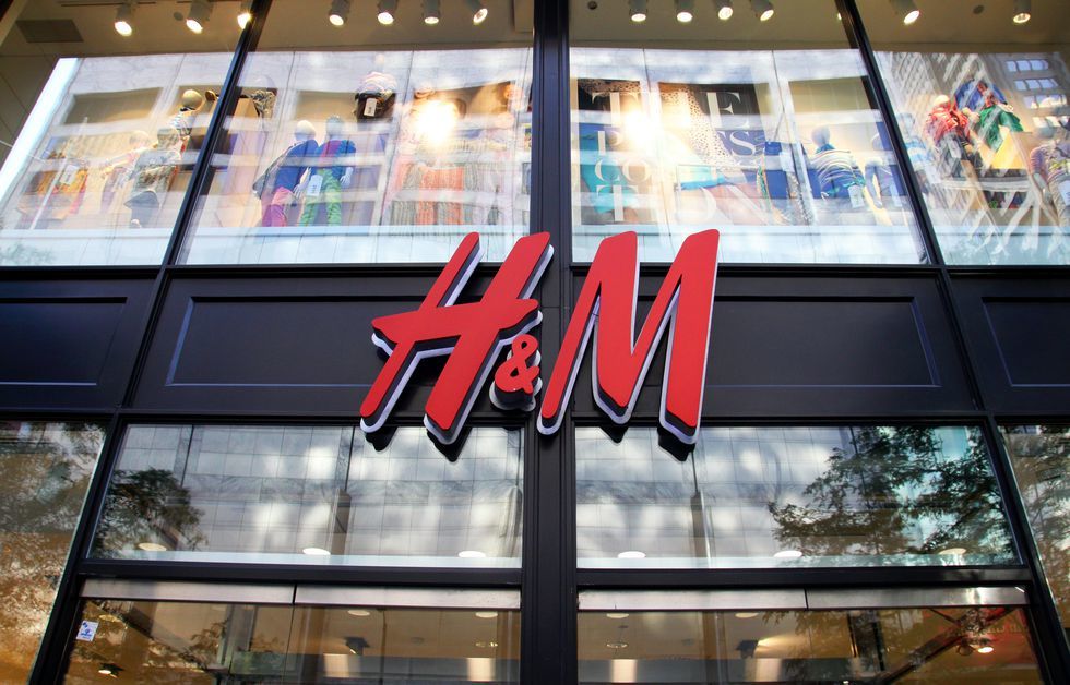 Асуудалд орсон H&M-ын “аймшигтай” хямдрал айсуй