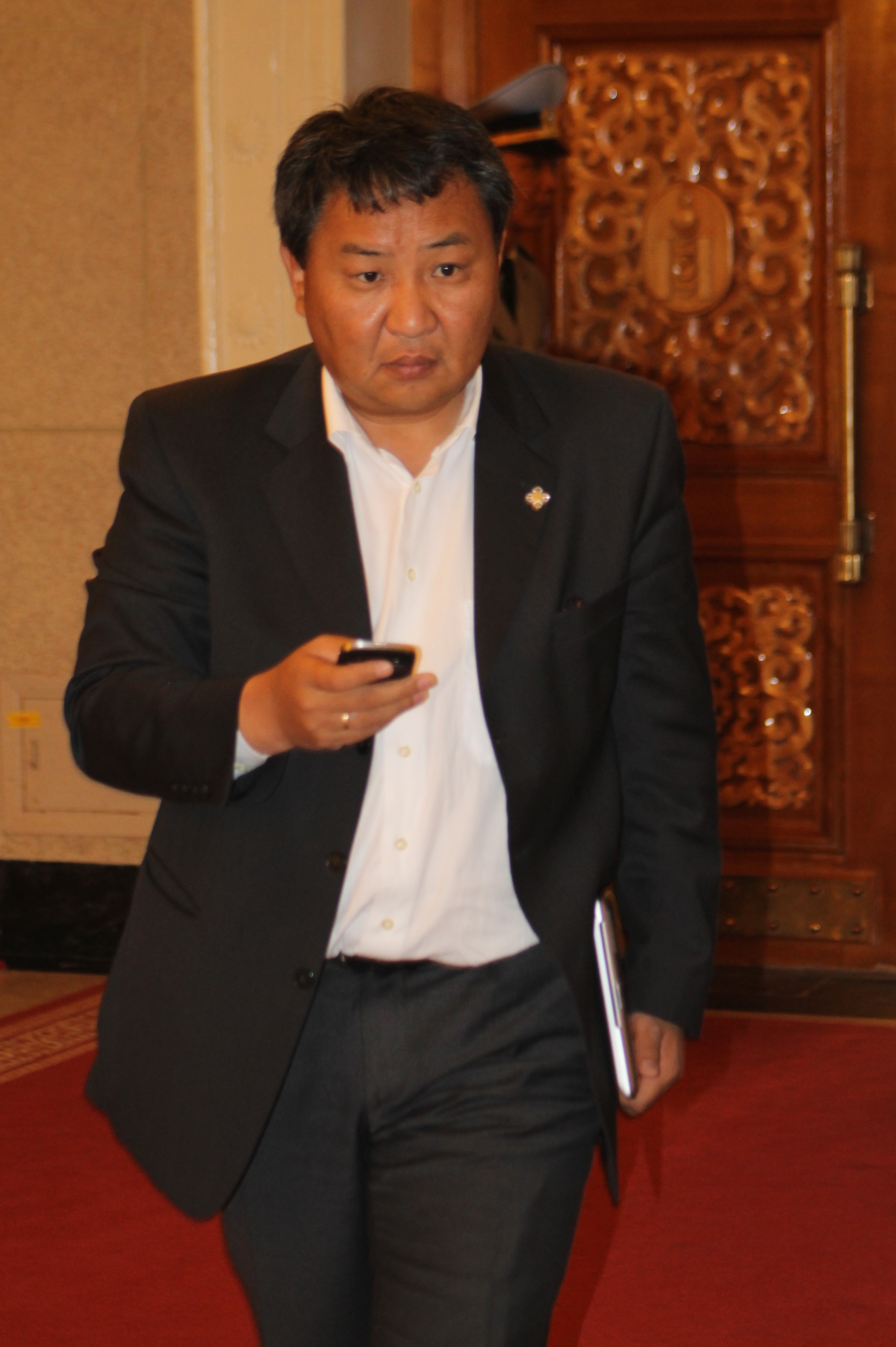 Э.Батшугартай харьцдаггүй гэнэ 