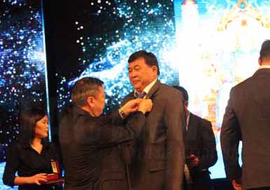 Их юм хийжээ, энэ хүн 