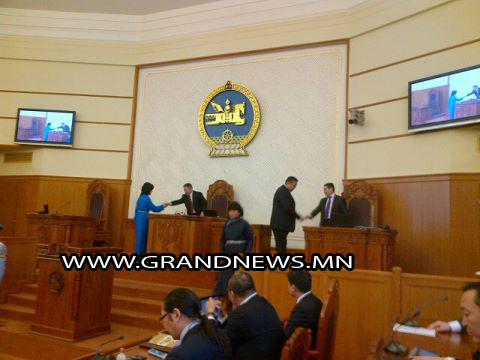 Гишүүд тангараг өргөлөө