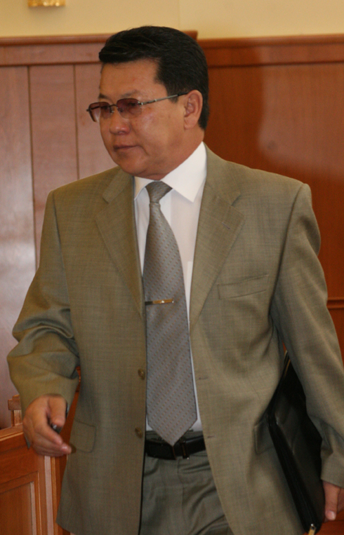 Ч.Улаан сайдыг урвуулах уу?