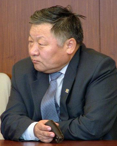 Өвгөн партизан өвдөг шороодов