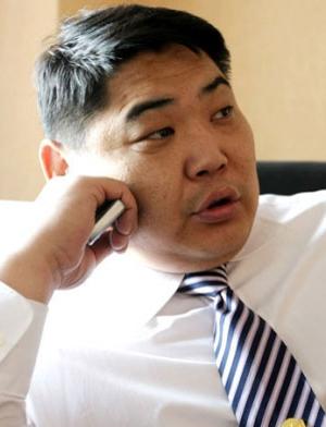 Эхнэрээ ашиглана 