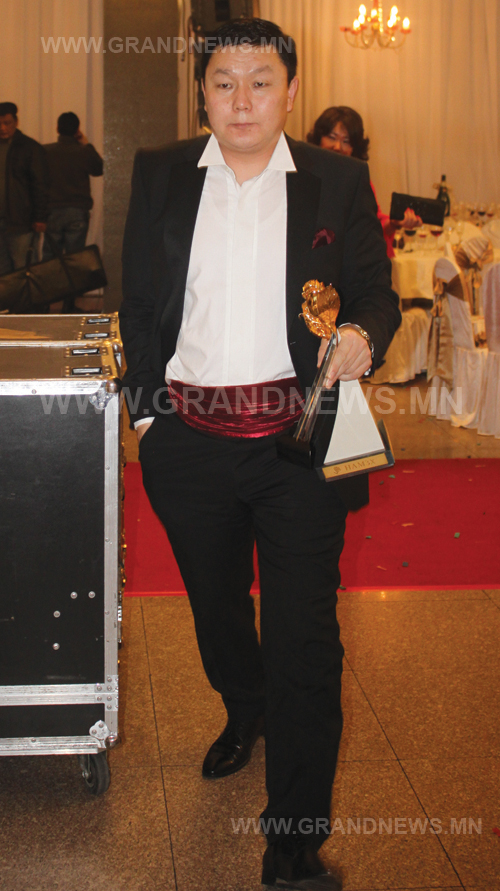  Тангарагаа өргө 