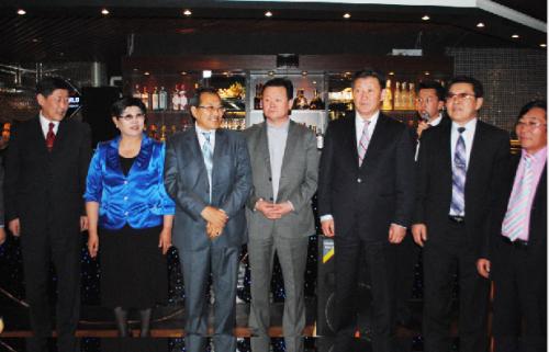 Даргыгаа хүчирхийлж сууна, МАХН-ынхан