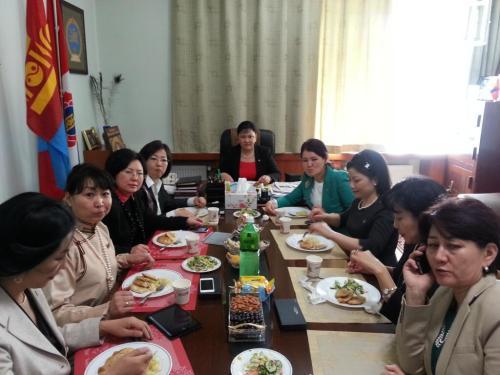 Д.Оюунхоролыг дэмжиж хуушуурдав 