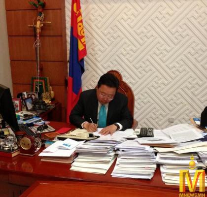 Ерөнхийлөгч шууд л ажилдаа оржээ