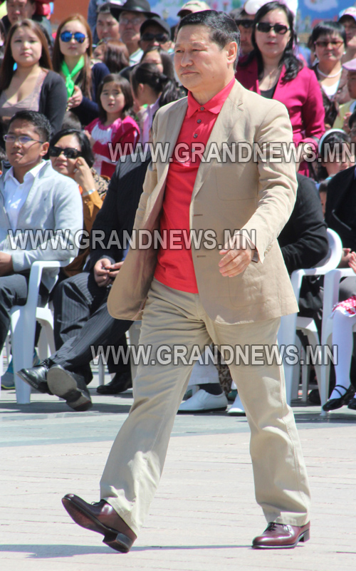 Цэгцтэй даргаа цэцгийн баглаагаар урамшуулав