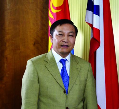 Л.Гүндалай хөвсгөл далайд шидсэн дэгээгээ хураана