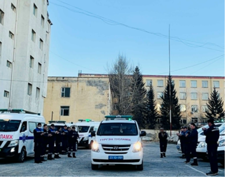 Жолооч Б.Төрмандах ахын отгон гараа. Тус байгууллагын хамт олон нь хүндэтгэж үзүүлэн, үдэн гаргаж өгч буй агшин.