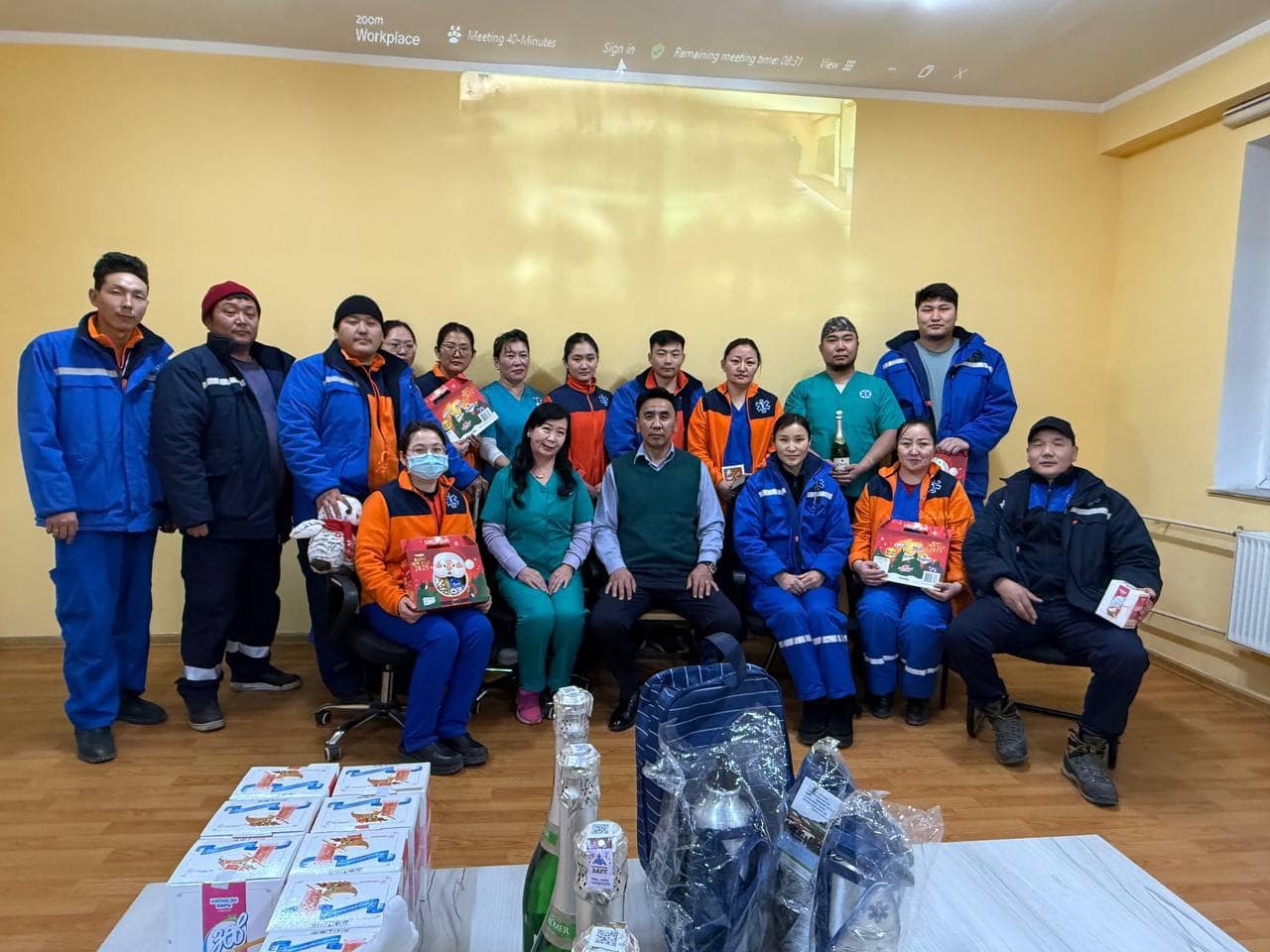 24 цагаар тасралтгүй ажилладаг ажилчдаа дэмжих, урам өгөх зорилгоор 5 салбарын нийт ажилчдын дунд сугалаа сугалуулж 2 өдрийг салбар бүрдээ хөгжилтэй өнгөрүүлж байна.