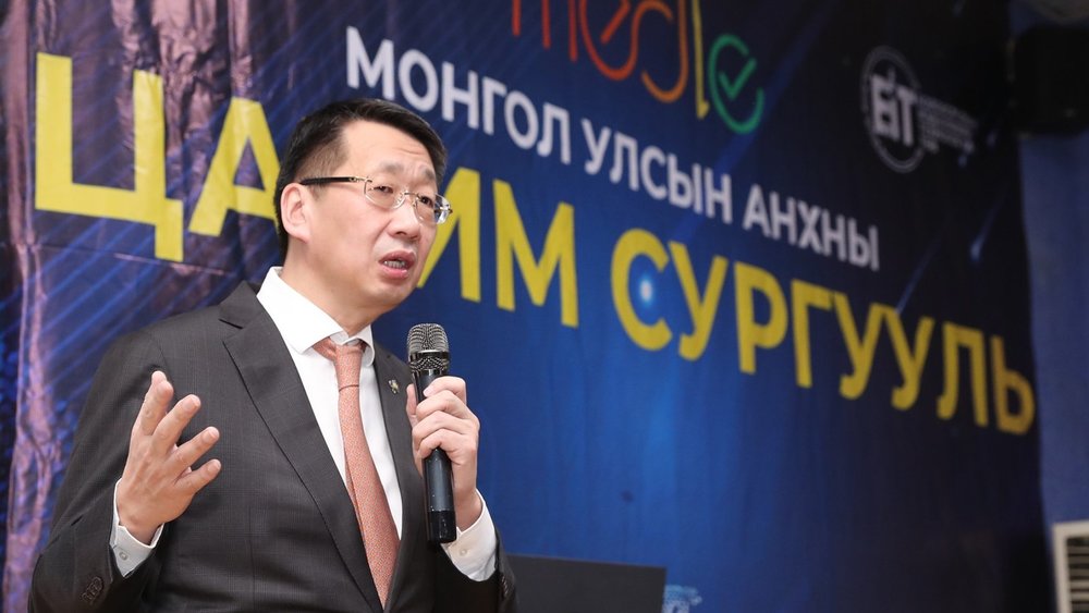 "Medle" анхны цахим сургуулийн багш нарт компьютер гардууллаа