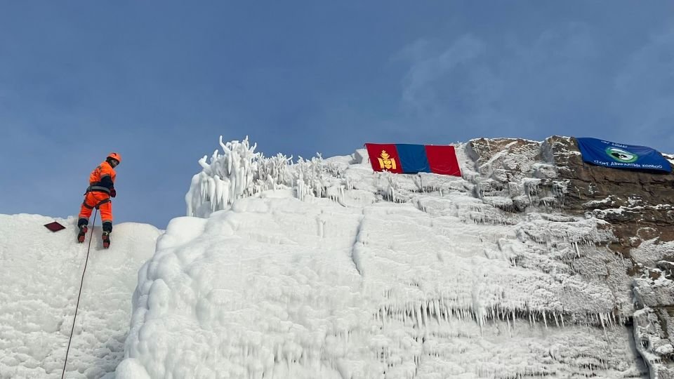 Мөсөн хананы авиралтын дадлага сургууль хийлээ