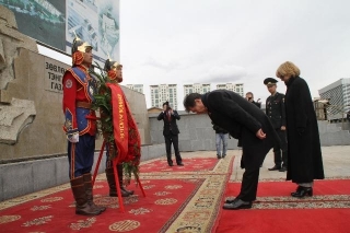 Танктай хөшөө, Маршал Г.К.Жуковын хөшөөнд цэцэг өргөв