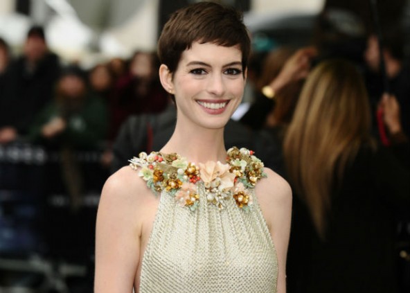 2011-02-cn-anne-hathaway-oscar-jewelry-3-300x282 2011-02-cn-anne-hathaway-oscar-jewelry-3-300x282