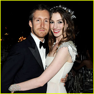 2011-02-cn-anne-hathaway-oscar-jewelry-3-300x282
