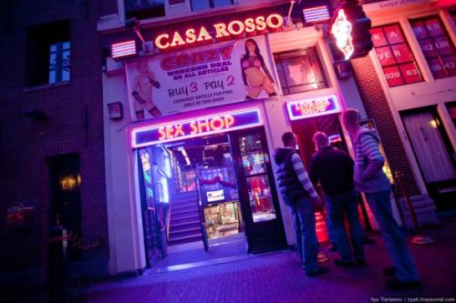kvartal-krassnyx-fonarej-i-ego-litsa-foto_36791_s__32