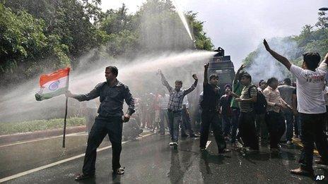 _62503519_watercannonndelhi2608_ap _62503519_watercannonndelhi2608_ap