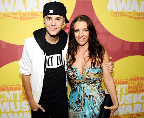 1347999816_justin-bieber-pattie-mallette-lg 1347999816_justin-bieber-pattie-mallette-lg